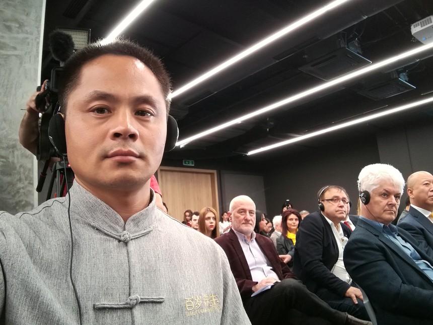 百岁养生品牌创始人房纳生与保加利亚总统普列夫内利耶夫会面 普列夫内利耶夫对房纳生一行表示欢迎 希望双方加强交流与合作