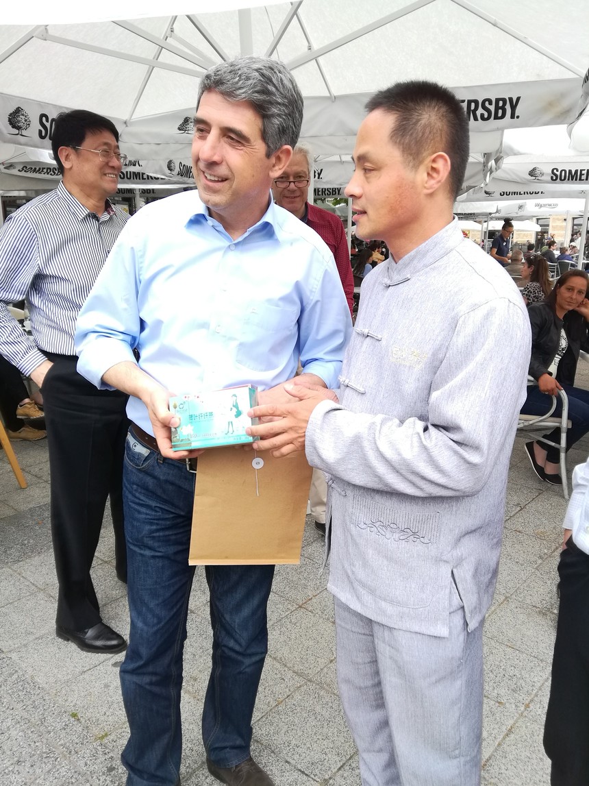 百岁养生品牌创始人房纳生与保加利亚总统普列夫内利耶夫会面 普列夫内利耶夫对房纳生一行表示欢迎 希望双方加强交流与合作