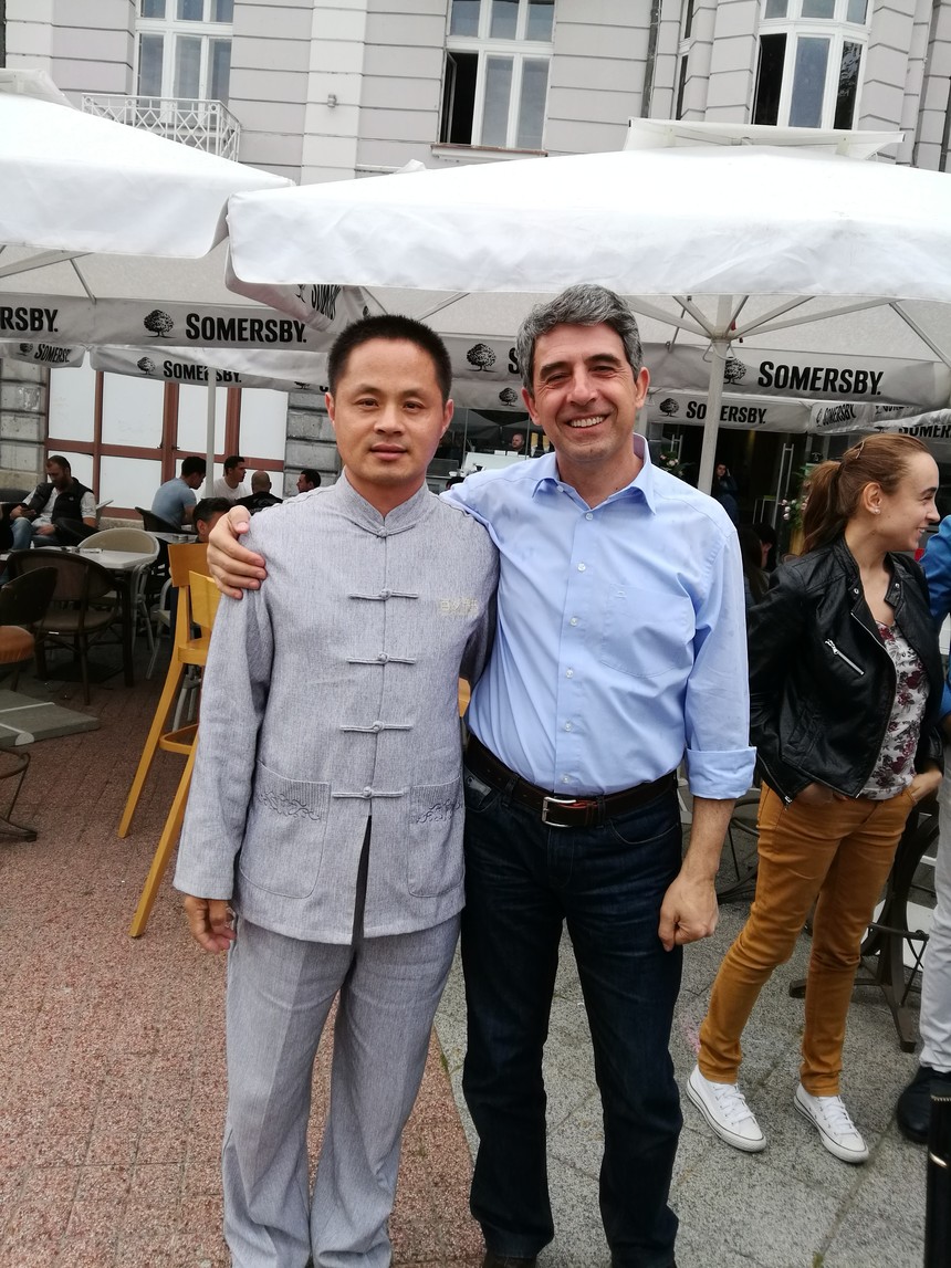 百岁养生品牌创始人房纳生与保加利亚总统普列夫内利耶夫会面 普列夫内利耶夫对房纳生一行表示欢迎 希望双方加强交流与合作